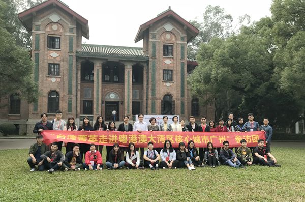 台湾菁英代表团来访我校2_副本.jpg