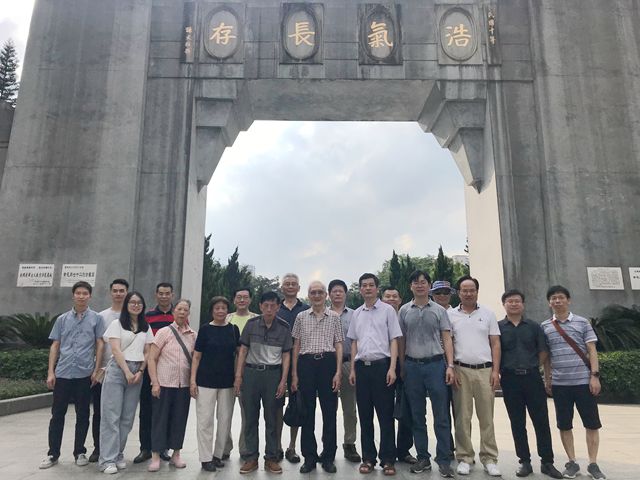 民进支部参观黄花岗烈士陵园_副本.jpg