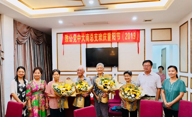 85岁老党员手捧鲜花合影_副本.jpg
