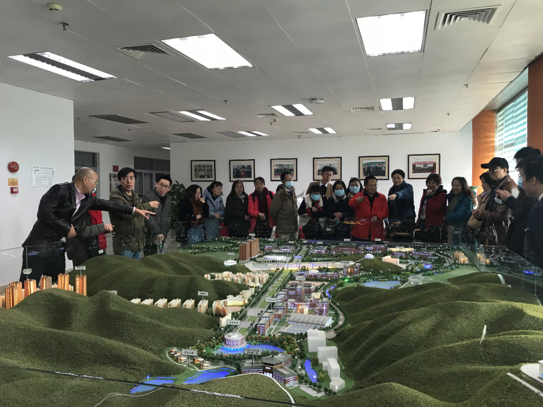 统一战线成员参观珠海校区建设沙盘.png